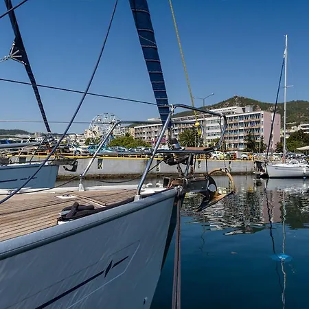 Ботель Yacht Pipit *