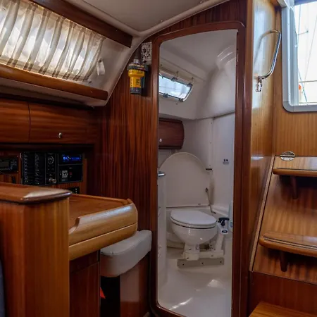 Ботель Yacht Pipit *