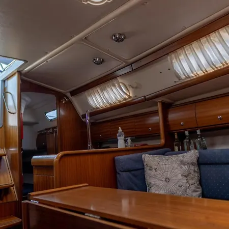 ספינת מלון Yacht Pipit *