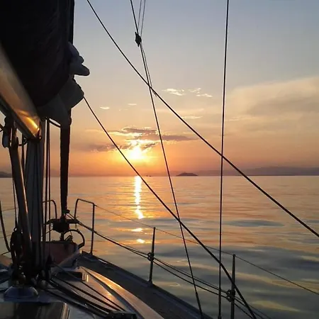 Yacht Pipit - Unique In Marina Of كافالا