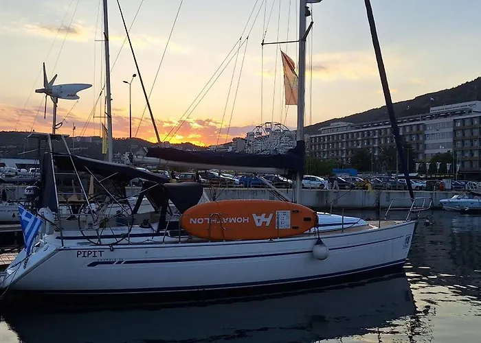 Botel Yacht Pipit *