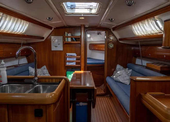 Yacht Pipit Hotel na wodzie